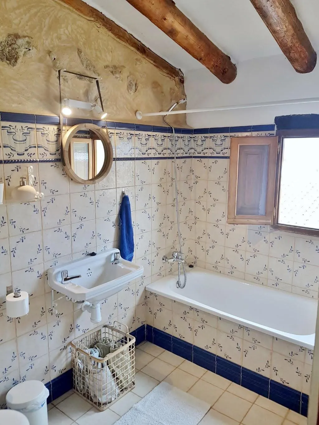 Room, Benali, Valencia