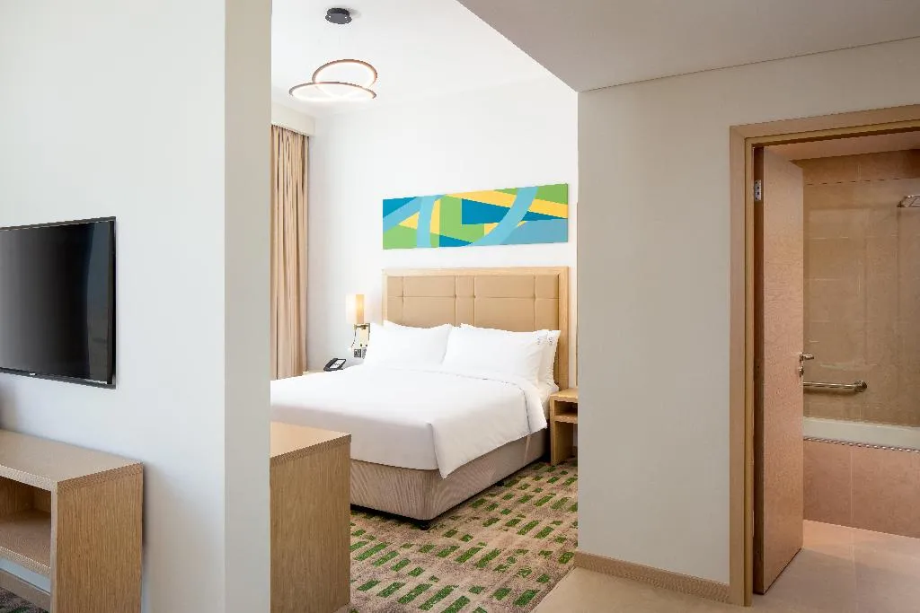 SUITE KING SIZE BED Room, Holiday Inn Hotel & Suites Dubai Science Park, Dubai