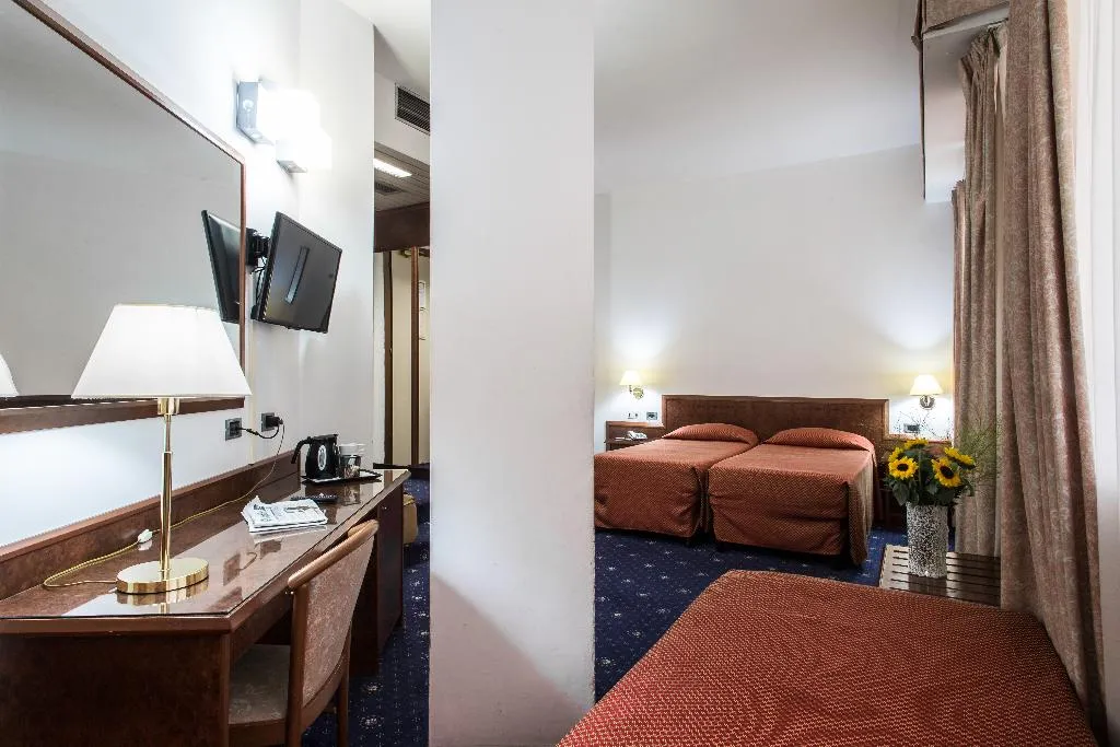 QUADRUPLE STANDARD Room, Mirage, Florence