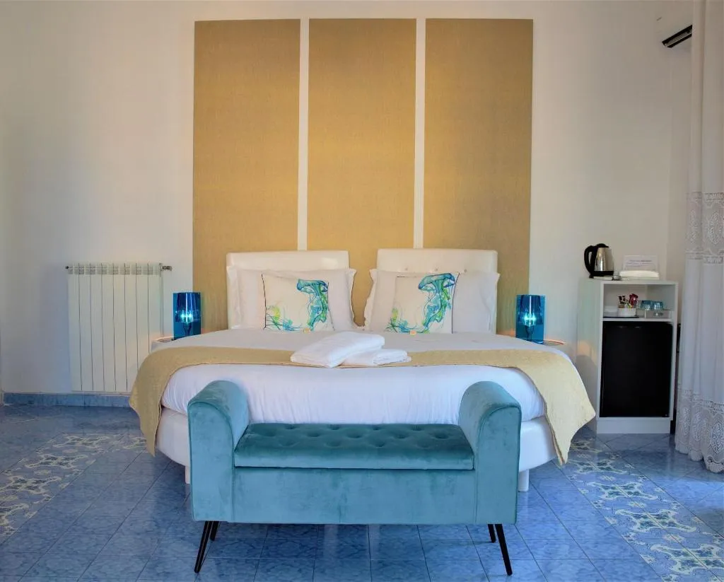 Room, Piazza Tasso B B, Naples