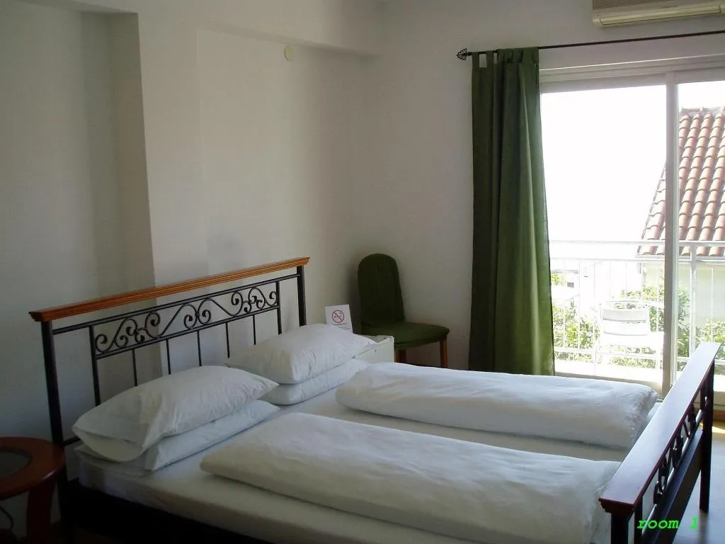 Room, Pink Inn, Split