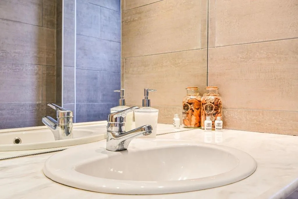 Room, Athens Way Lofts, Athens