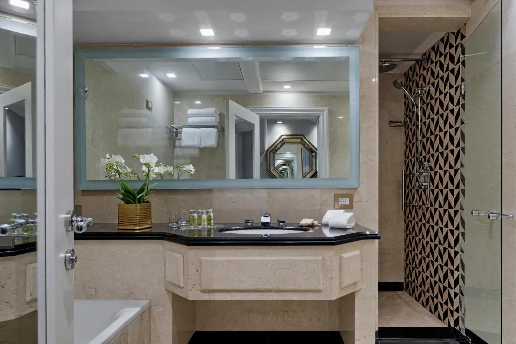 SUITE KING SIZE BED Room, Hilton Molino Stucky Venice, Venice