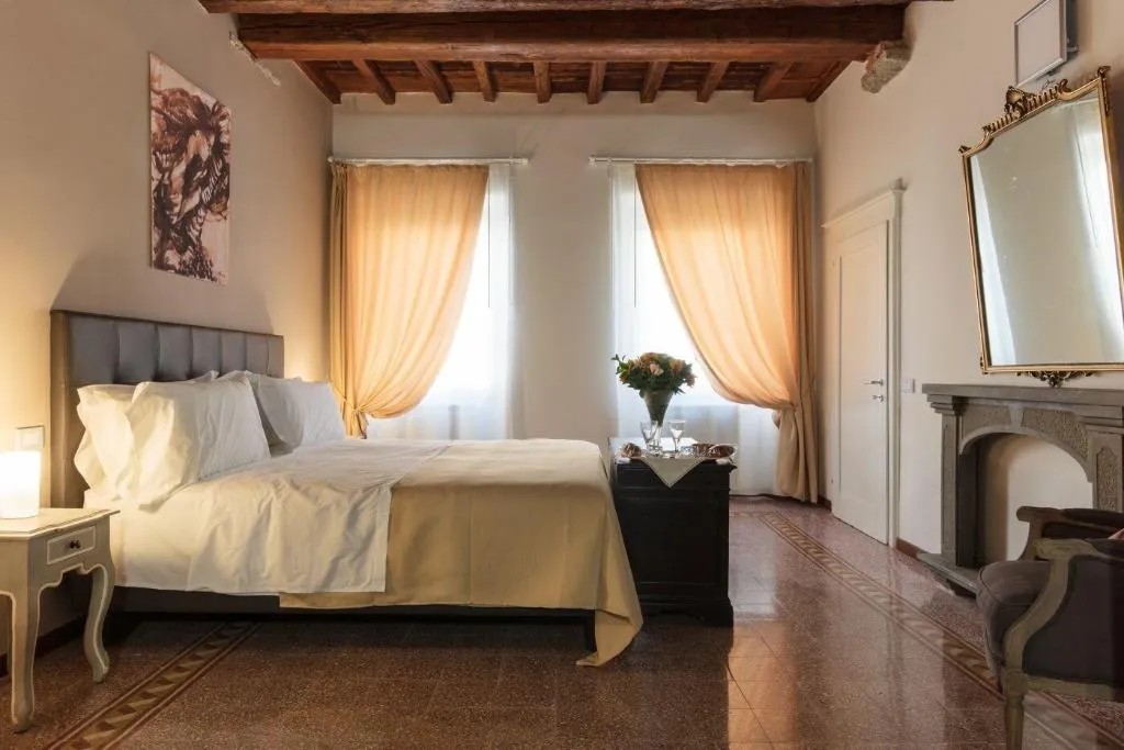 Room, Canto Dei Servi, Florence