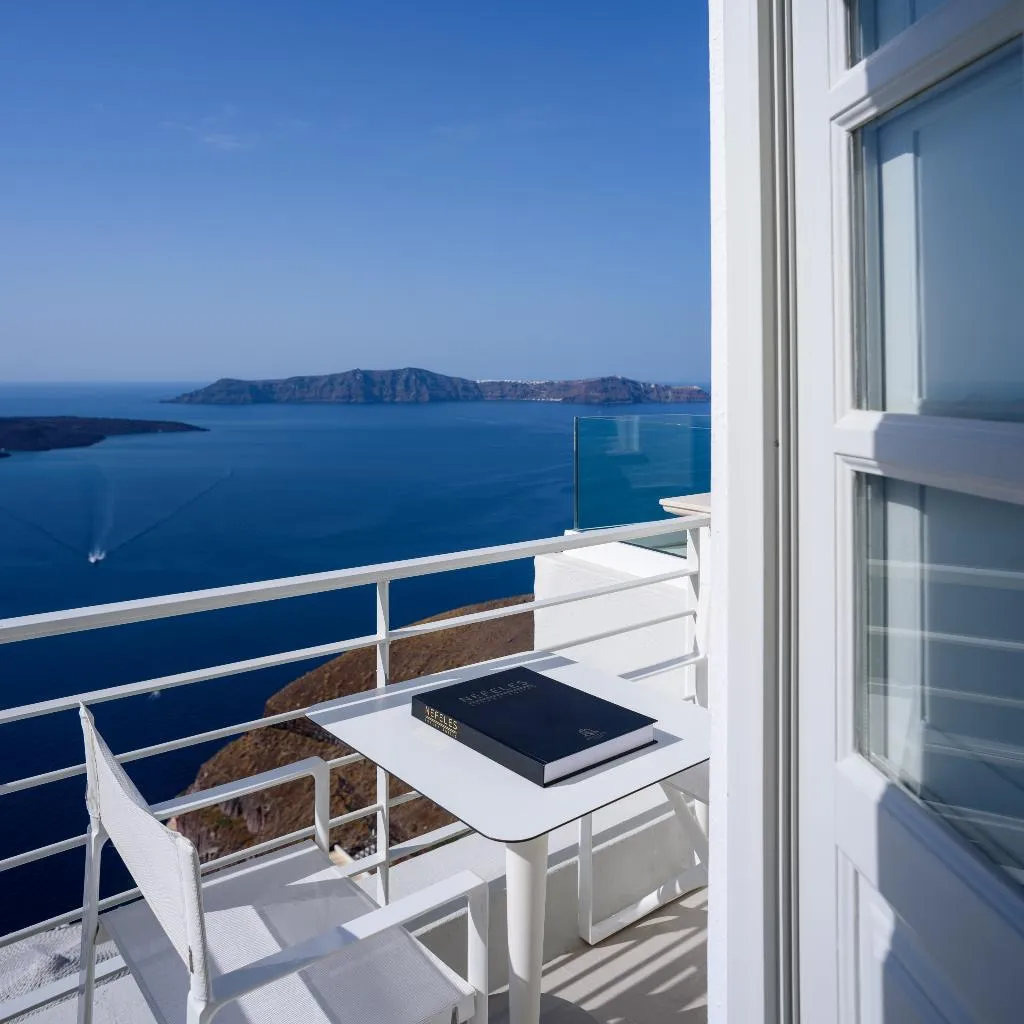 JUNIOR SUITE WITH JACUZZI WITH VIEWS Room, Nefeles Luxury Suites, Santorini