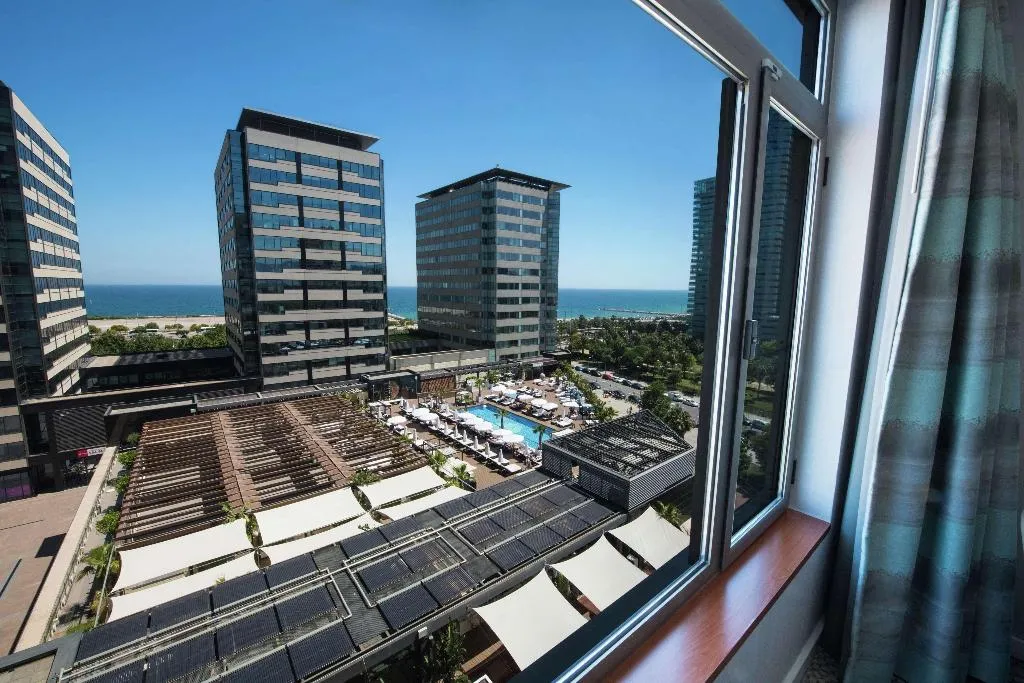 DOUBLE POOL VIEW KING BED Room, Hilton Diagonal Mar Barcelona, Barcelona