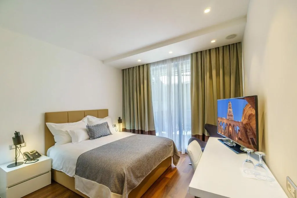 Room, Oasis Life, Split