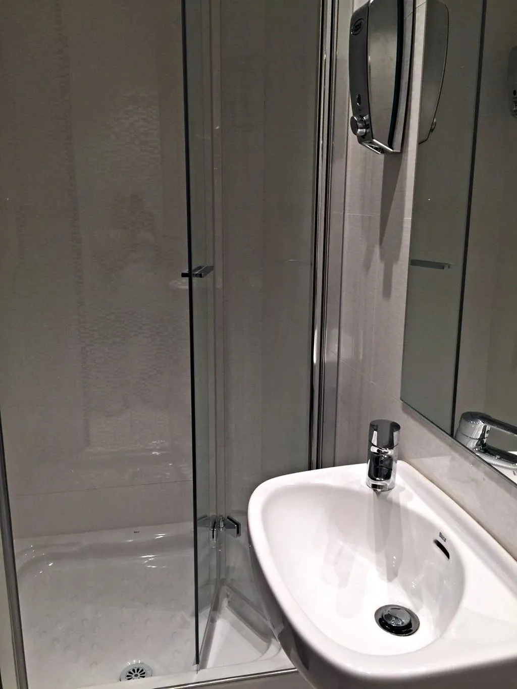 STUDIO CAPACITY 3 Room, Roisa Suites, Madrid