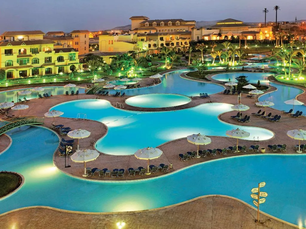 Pool, Movenpick Cairo Media City, Cairo