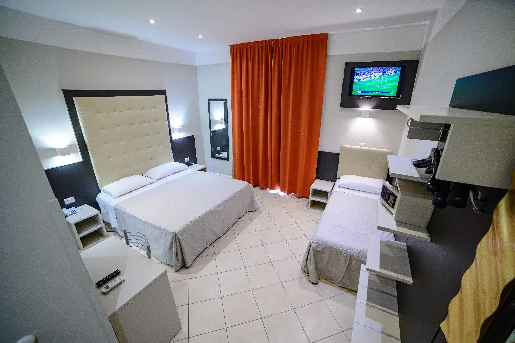 TRIPLE BASIC Room, Hotel Demó, Milan