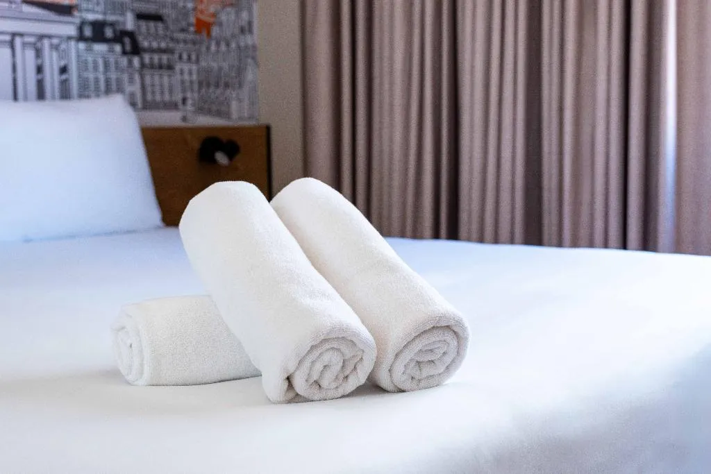 TRIPLE STANDARD Room, easyHotel Valencia Ciutat Vella, Valencia
