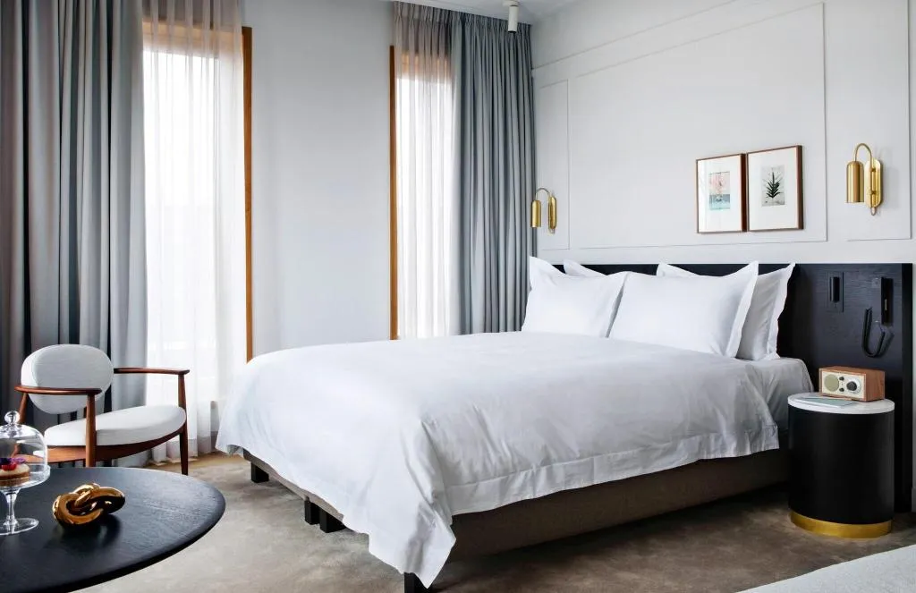 JUNIOR SUITE KING SIZE BED Room, Pillows Maurits At The Park, Amsterdam