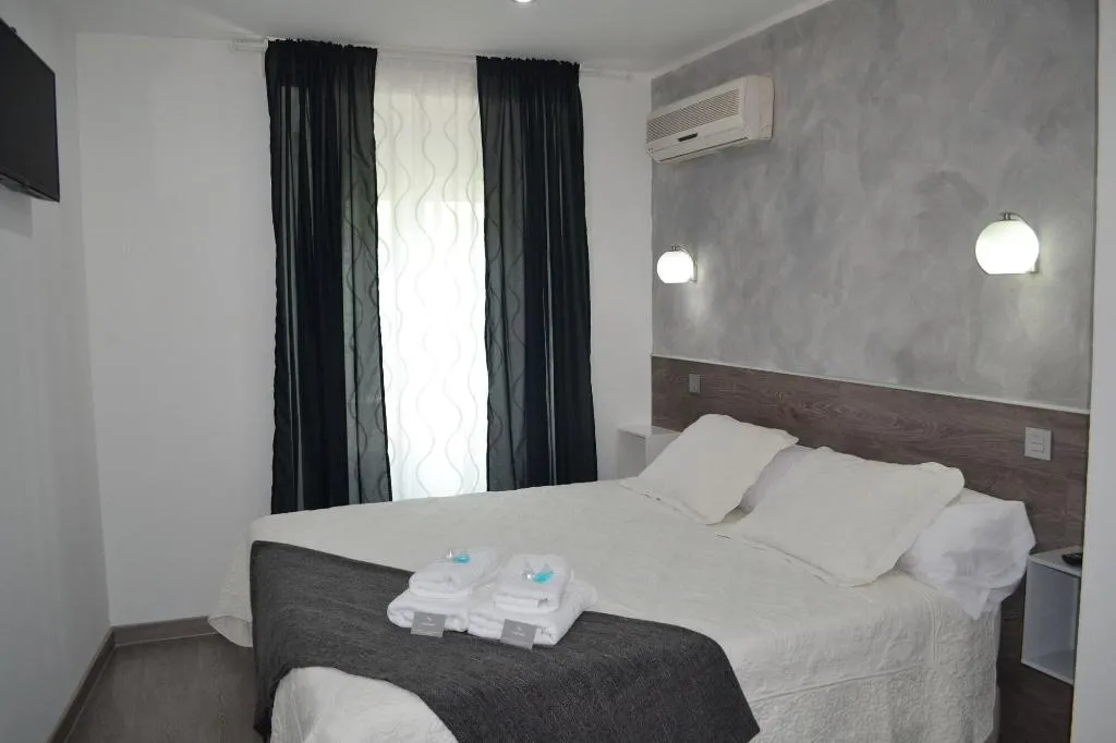 Room, Hostal Meyra, Madrid
