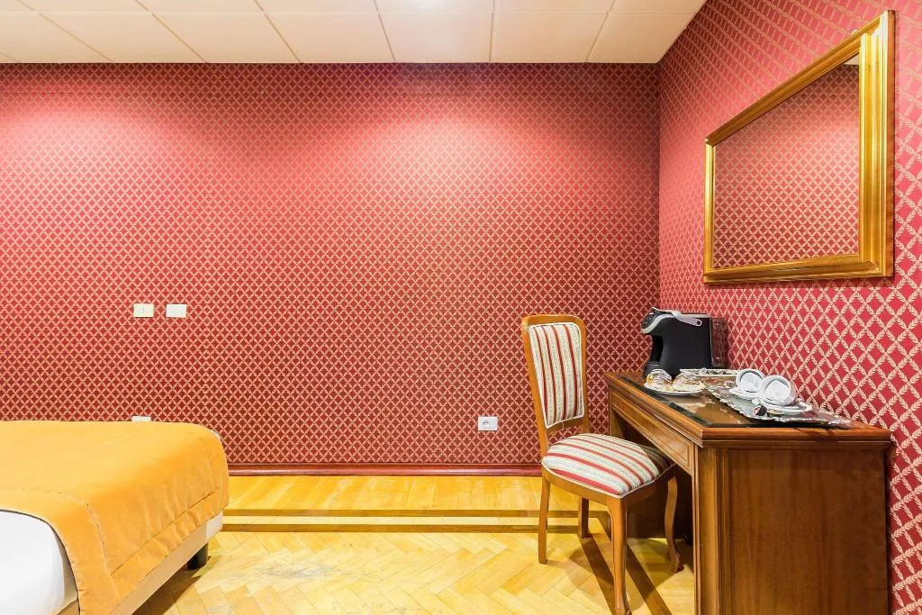 DOUBLE SUPERIOR QUEEN BED Room, Madison, Rome