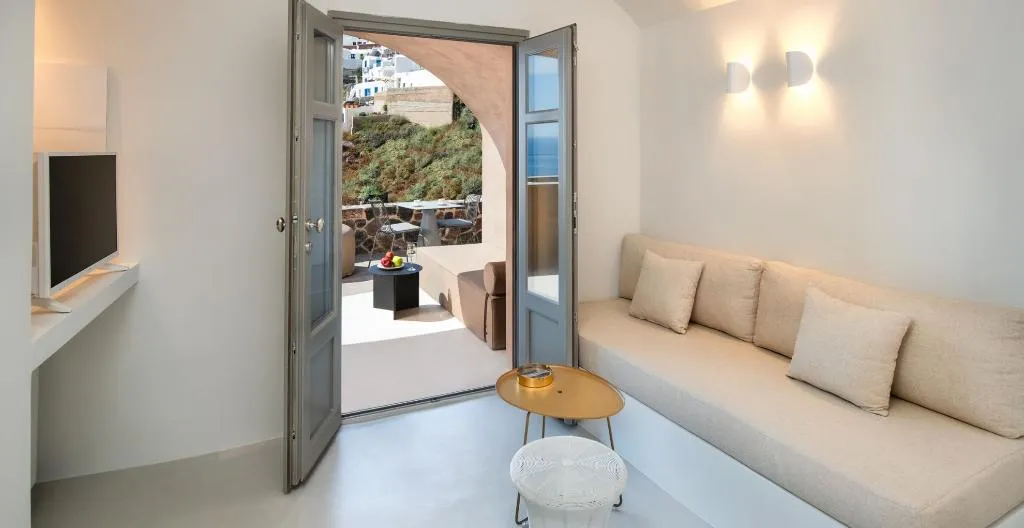 SUITE WITH JACUZZI Room, Old Castle Oia by Mr and Mrs White, Santorini