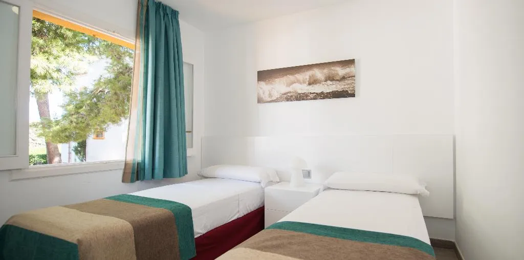 VILLA CAPACITY 8 THREE BEDROOMS Room, Ona Aucanada, Majorca