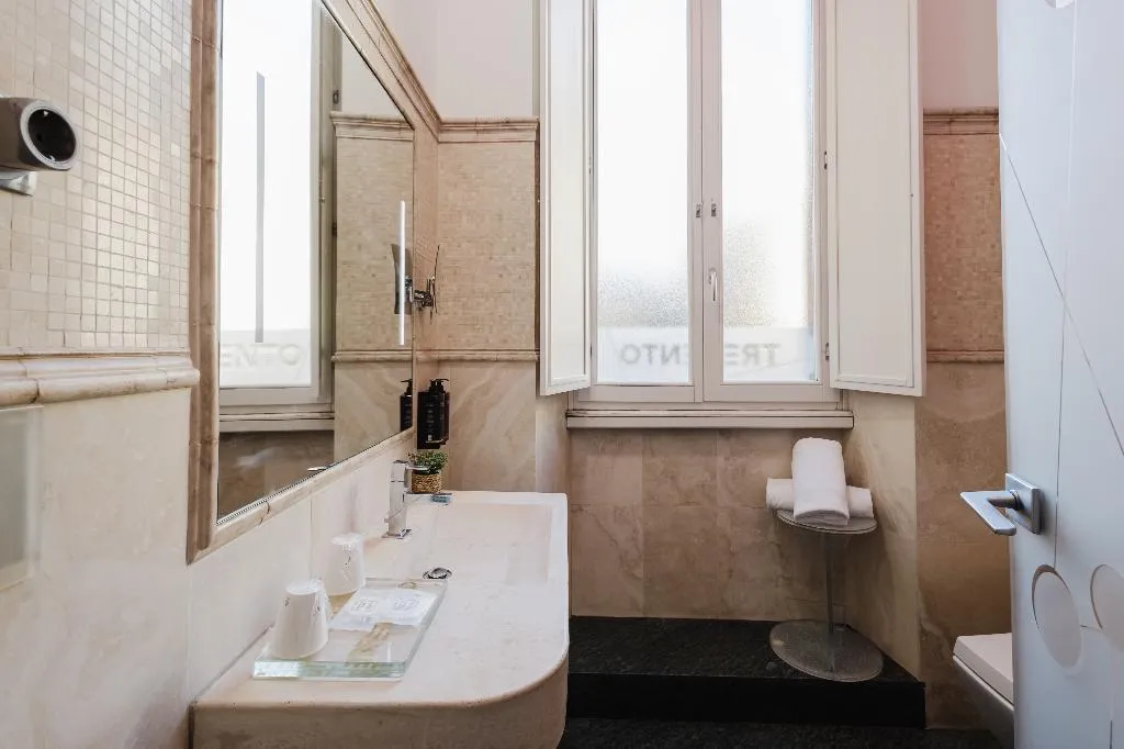 DOUBLE SUPERIOR Room, Hotel Trecento, Rome