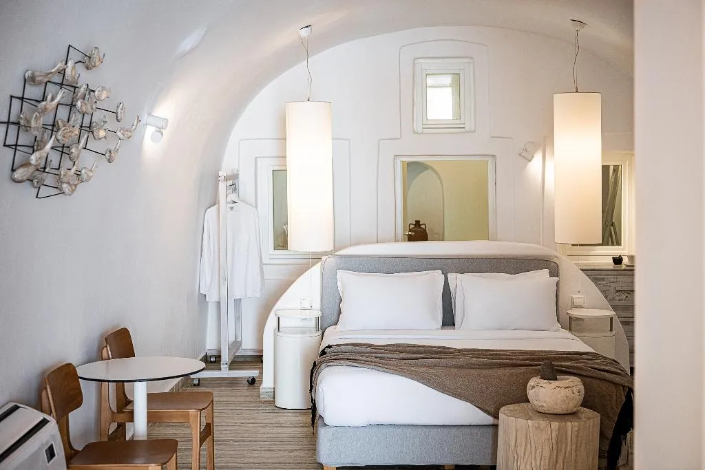 SUITE WITH JACUZZI Room, On The Rocks Hotel, Santorini