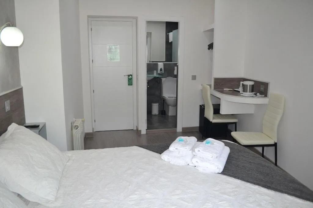 Room, Hostal Meyra, Madrid