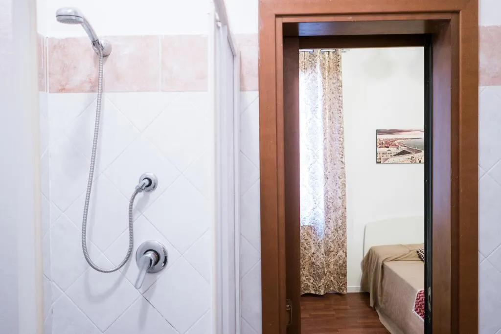 TRIPLE STANDARD Room, Backpackers house venice, Venice
