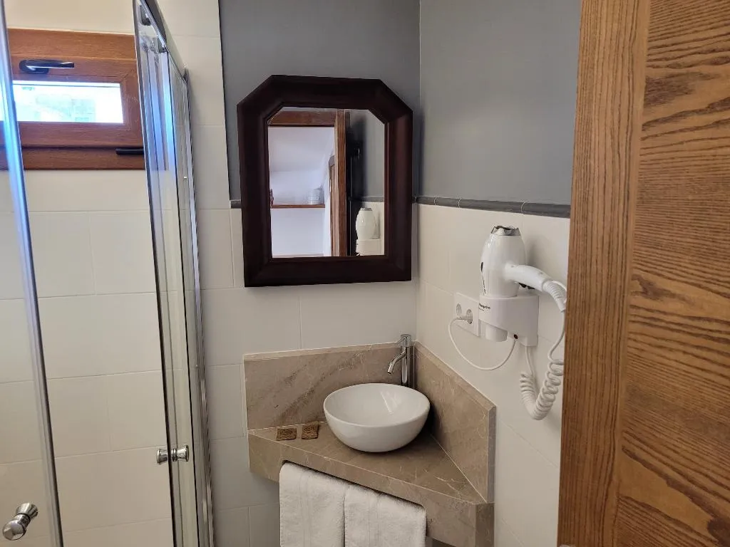 TRIPLE BASIC Room, Casal de Petra - Rooms & Pool, Majorca