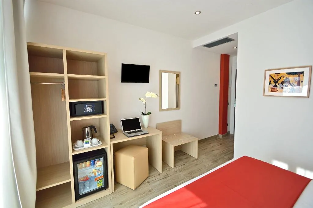 TRIPLE SUPERIOR Room, Luxor Florence, Florence