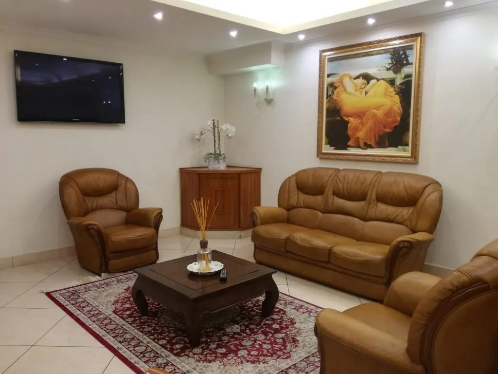 Lobby, Buono, Naples