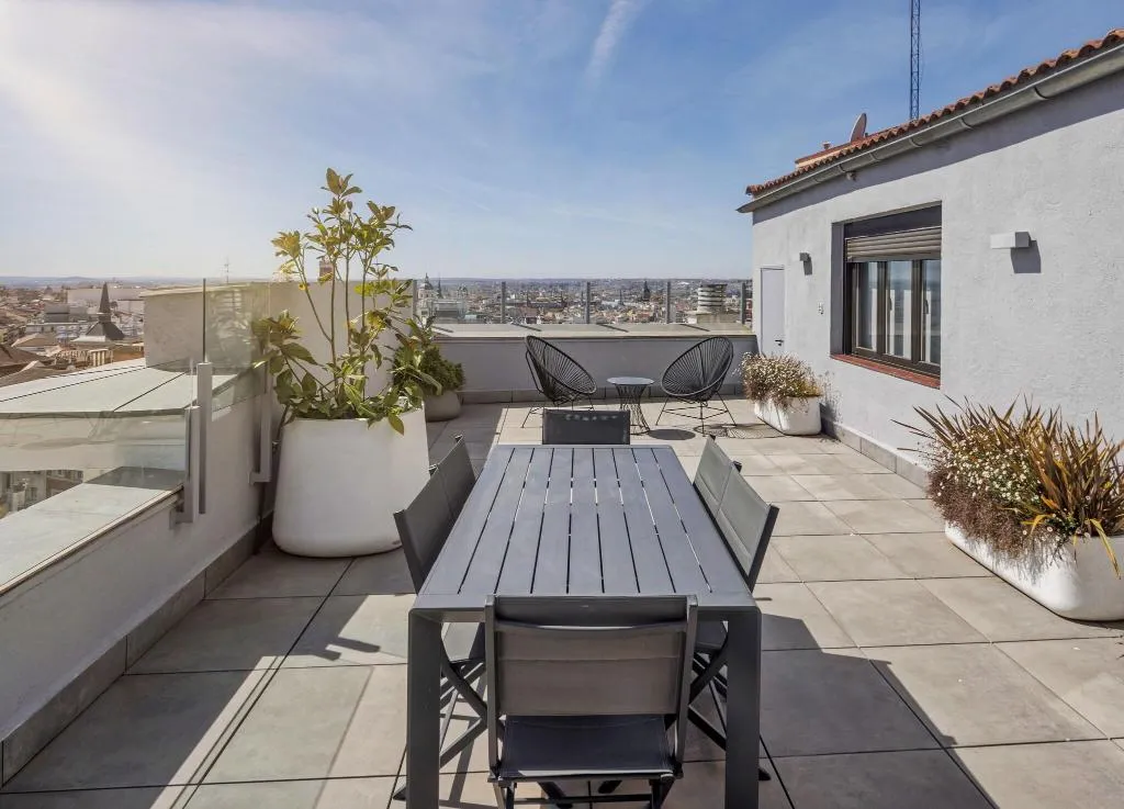 APARTMENT THREE BEDROOMS WITH VIEWS Room, Regente, Madrid