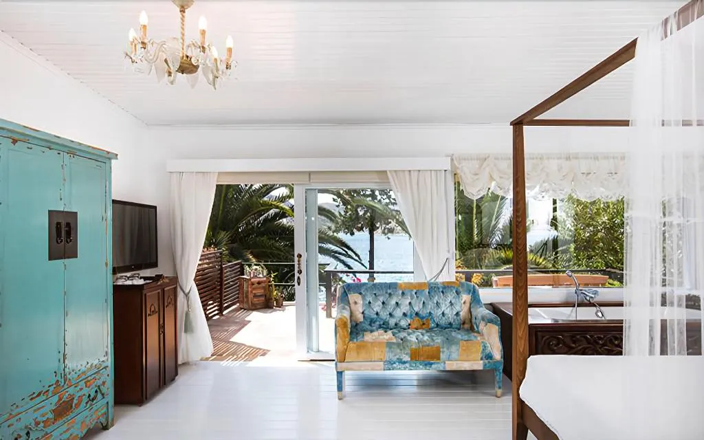 Room, Sabrina's Haus, Dalaman