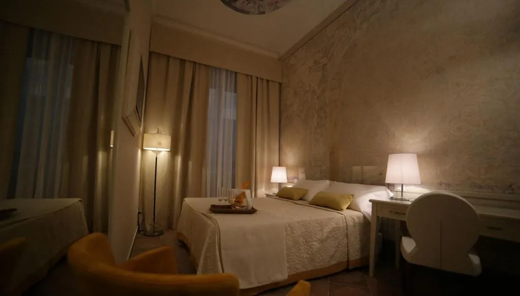 Room, Hotel Renaissance, Florence