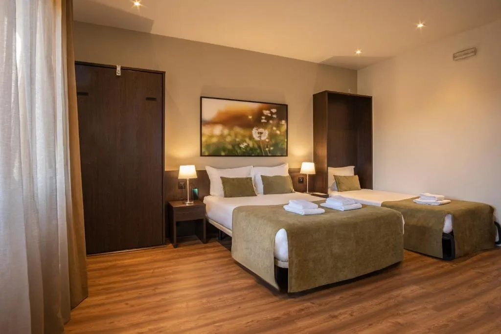 FAMILY ROOM CAPACITY 4 Room, Riversuites, Porto