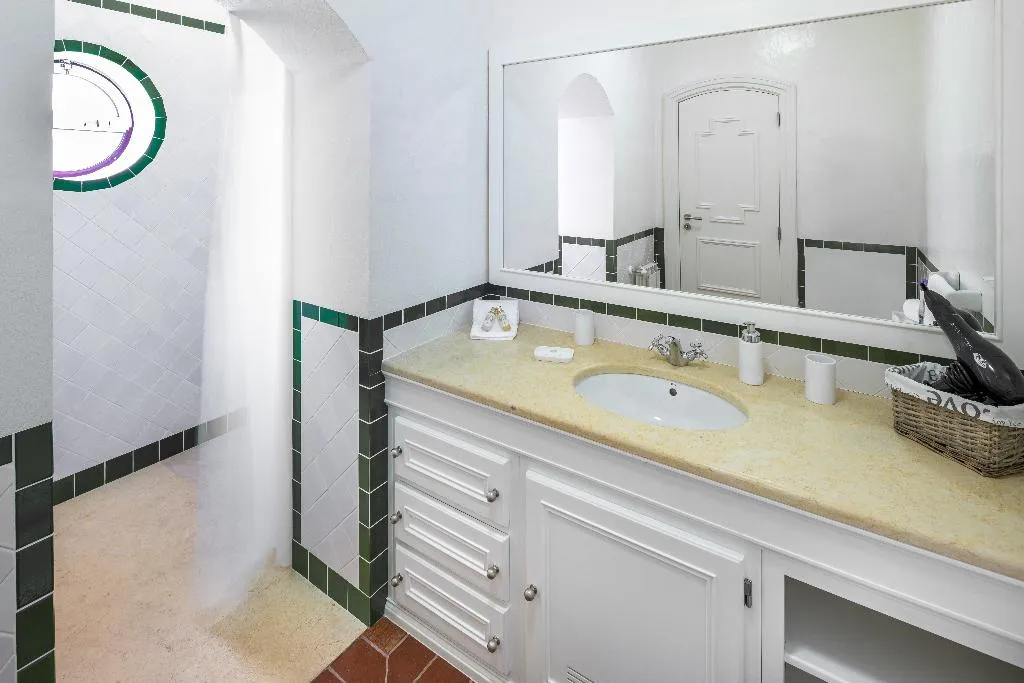 VILLA THREE BEDROOMS Room, Shantivillas, Algarve