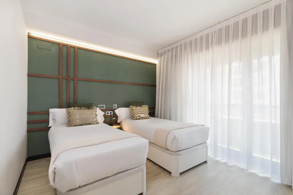 JUNIOR SUITE CAPACITY 4 Room, Roisa Hostal Boutique, Madrid