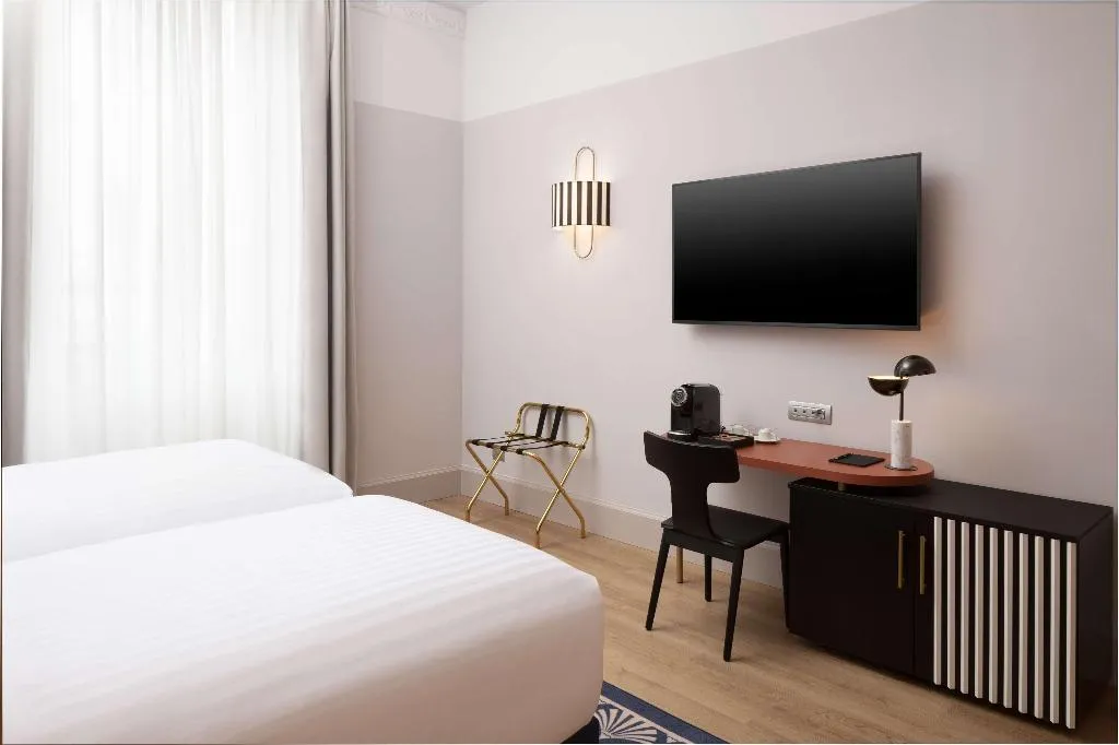 TWIN DELUXE Room, Anglo American Hotel Florence, Curio Collection, Florence