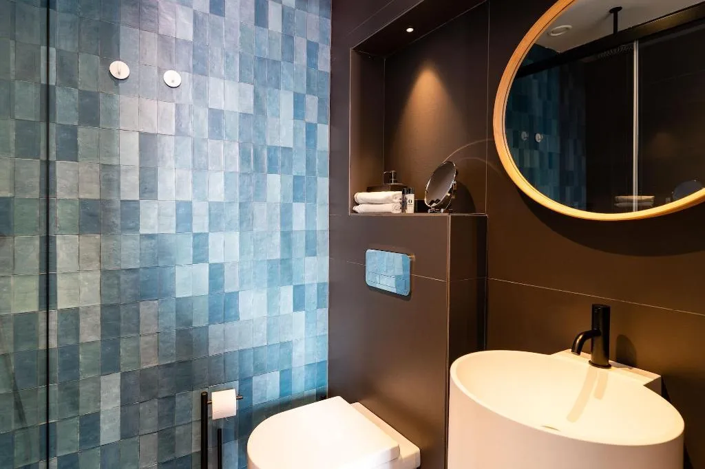 Room, Welldone Quality-Crystal Pool, Seville