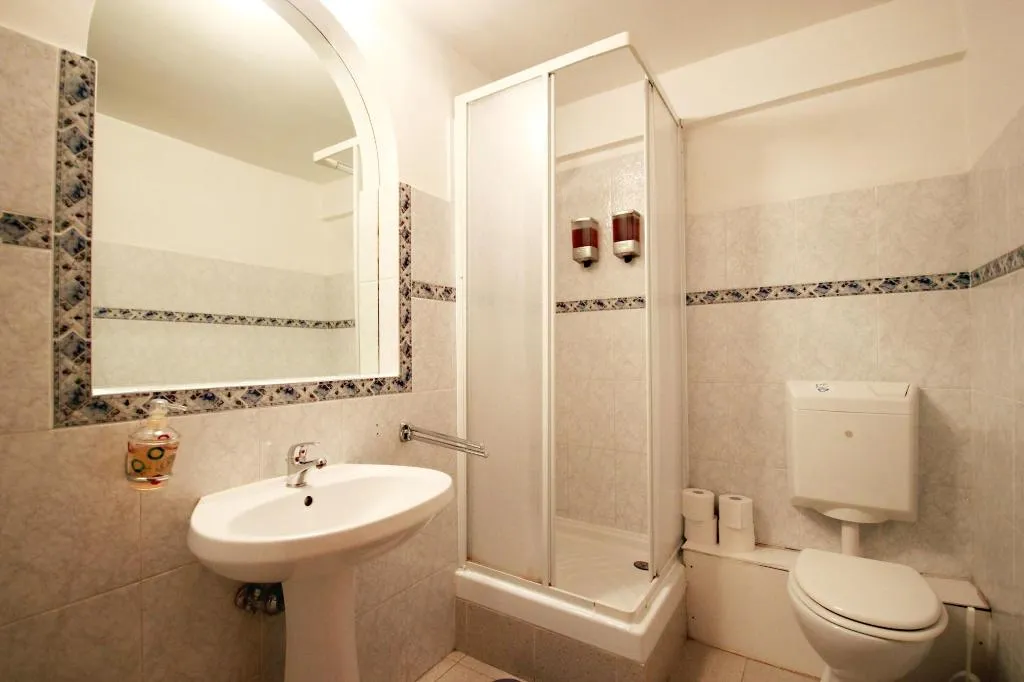 Room, The Beehive, Naples