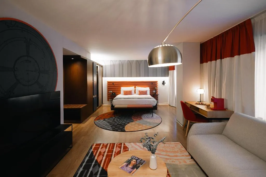 SUITE KING SIZE BED Room, Hotel Indigo Barcelona Plaza Espana, Barcelona