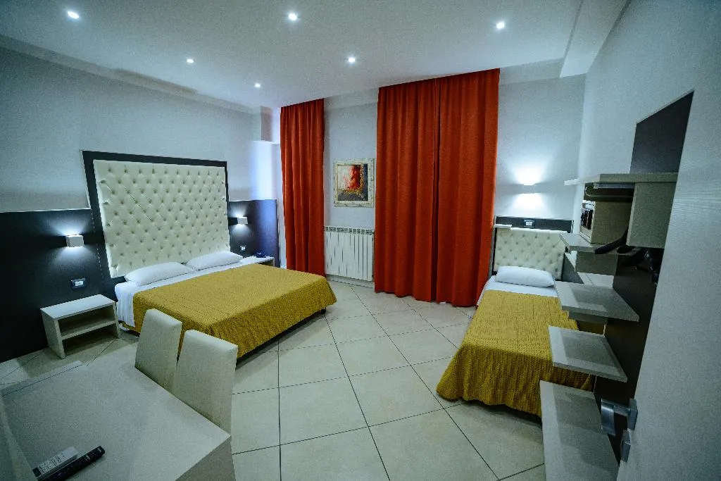 TRIPLE BASIC Room, Hotel Demó, Milan