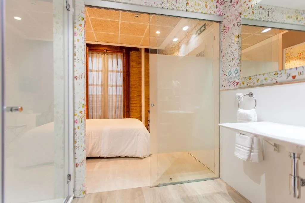Room, Host & Home, Valencia