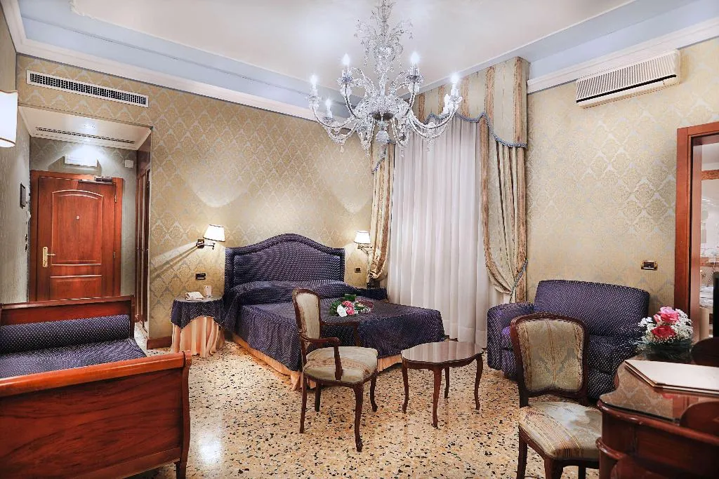 Room, Colombina, Venice