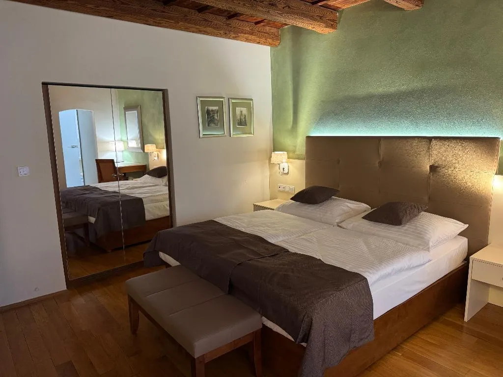 Double or Twin DELUXE CAPACITY 2 Room, The Golden Wheel, Prague