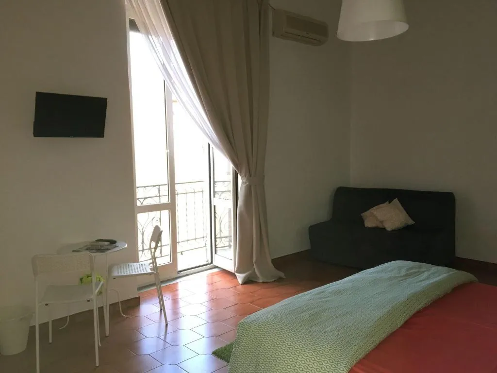 Room, B&B Tarumbò, Naples