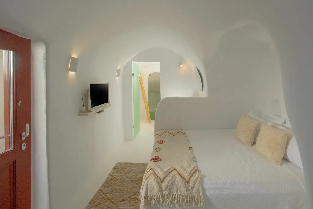 JUNIOR SUITE WITH JACUZZI Room, Nano Suites, Santorini