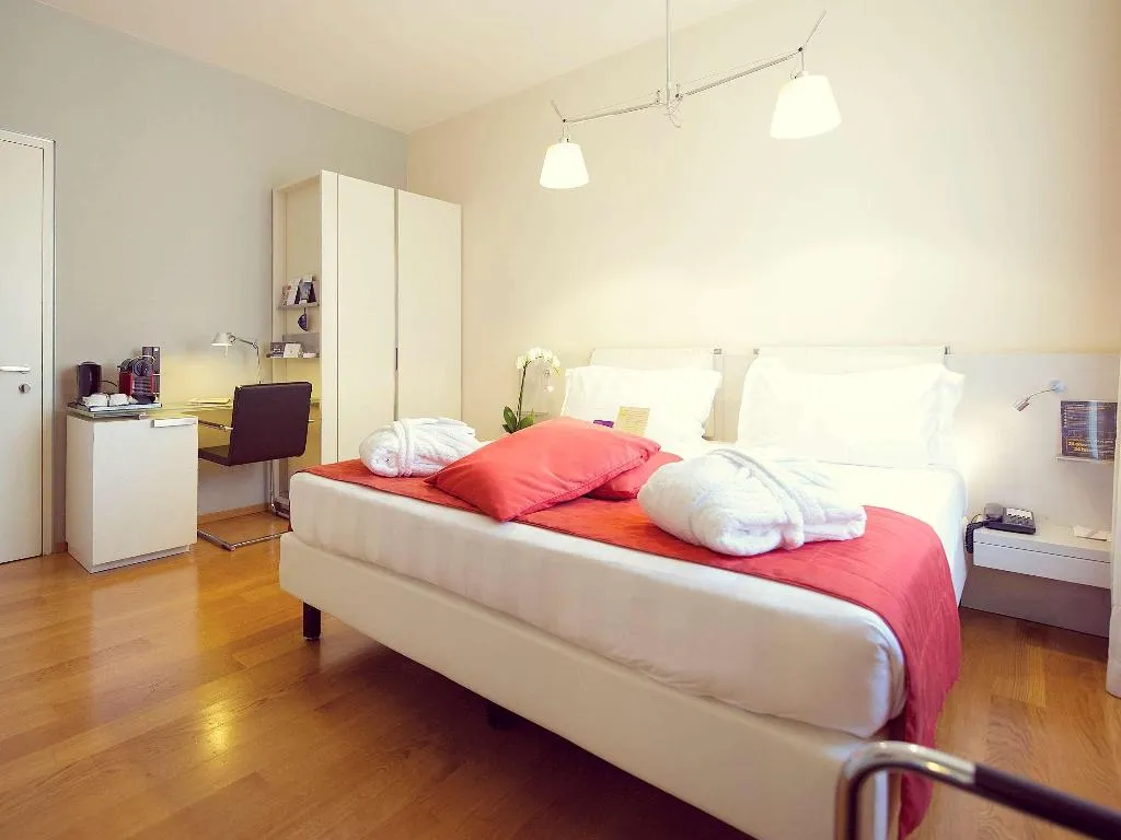 DOUBLE EXECUTIVE KING BED Room, Mercure Milano Solari, Milan