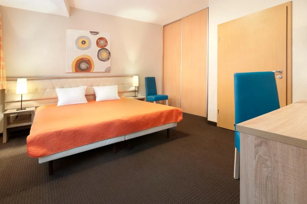 Room, Petrus, Krakow