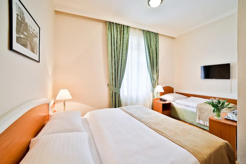 TRIPLE STANDARD Room, Marketa, Prague