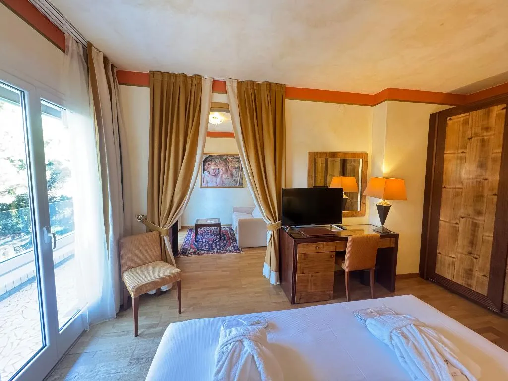 JUNIOR SUITE CAPACITY 3 Room, Hotel Greif, Venice