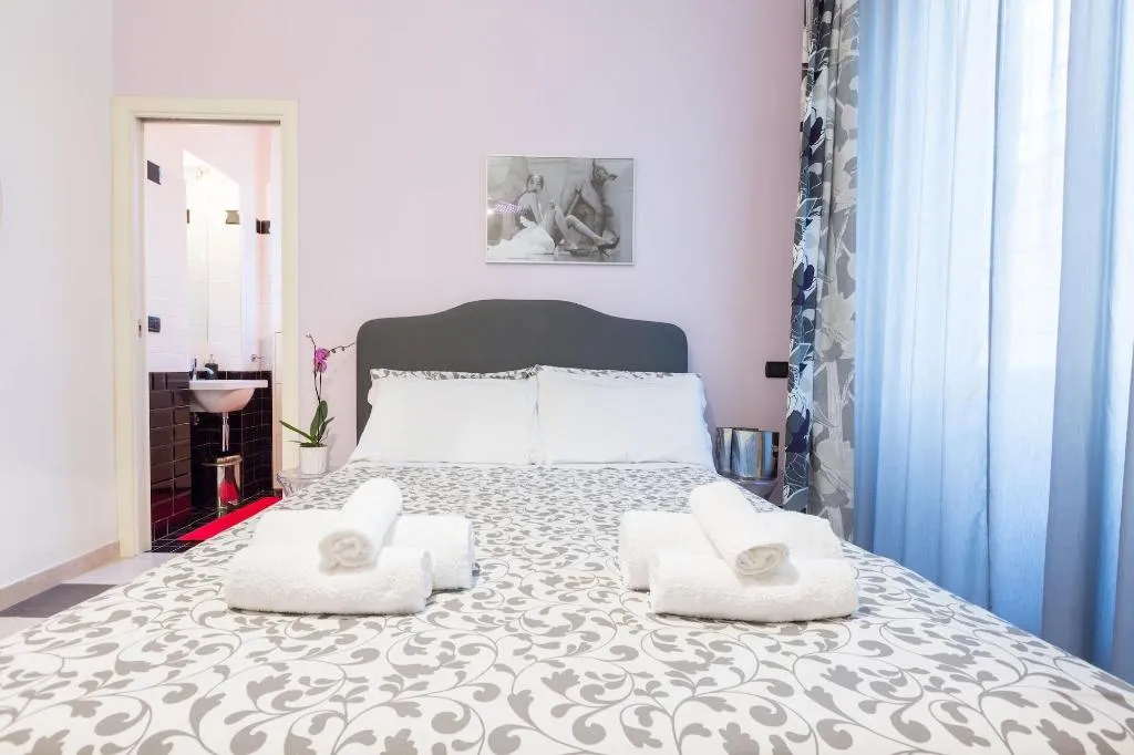 Room, B&B New Liberty in Rome, Naples