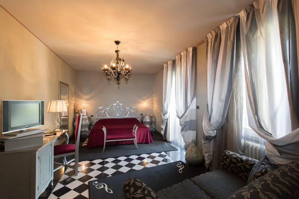Room, Serenella, Milan