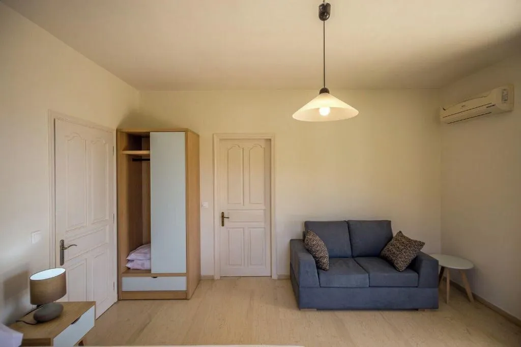 Room, Blue Horizon Studios, Zante